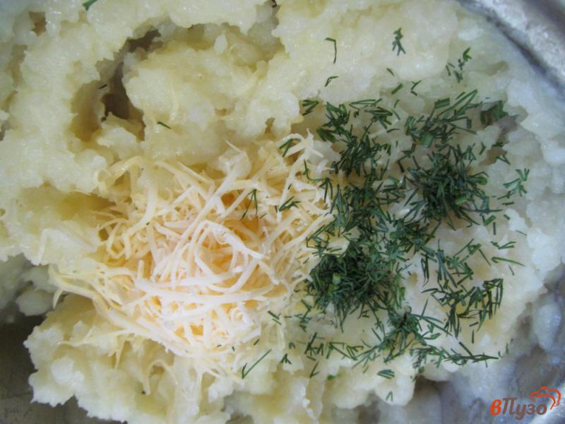 Фото приготовление рецепта: Картофельное пюре с оливками и сыром шаг №4