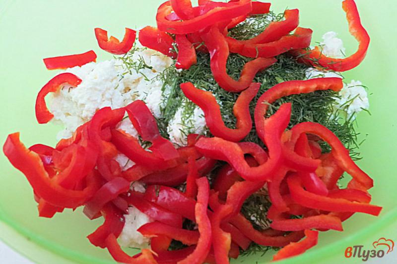Фото приготовление рецепта: Салат из творога, помидоров и перца шаг №5