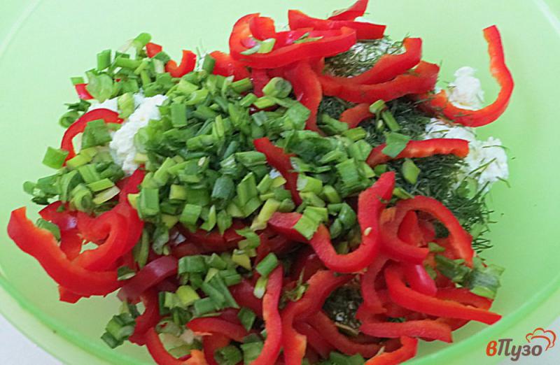 Фото приготовление рецепта: Салат из творога, помидоров и перца шаг №6
