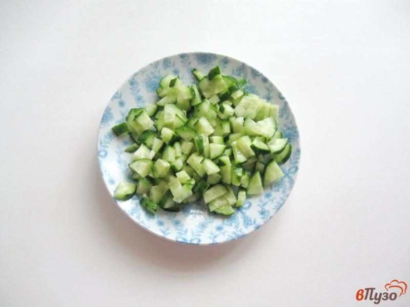 Фото приготовление рецепта: Салат из крабовых палочек с рисом и огурцом шаг №2