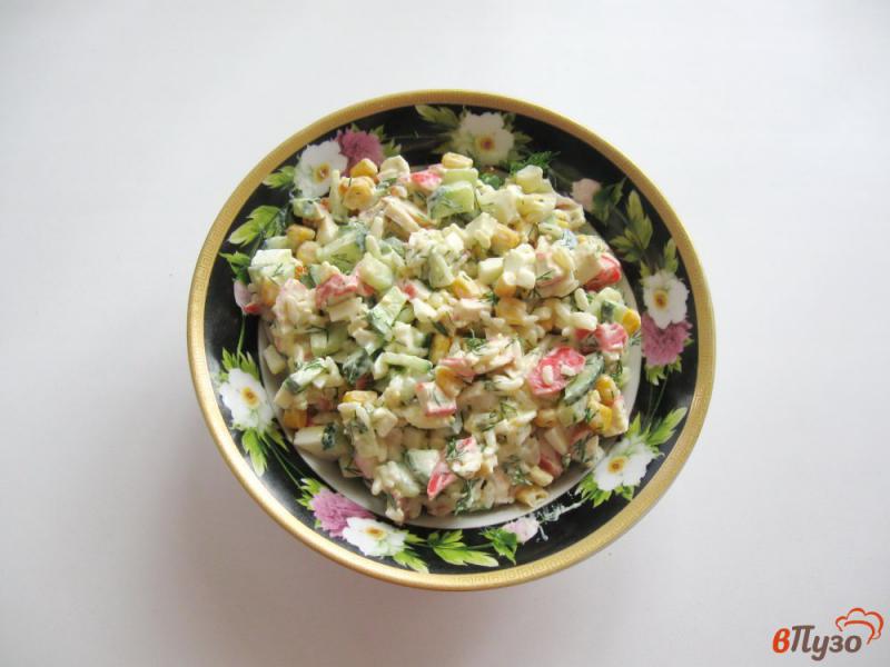 Фото приготовление рецепта: Салат из крабовых палочек с рисом и огурцом шаг №7