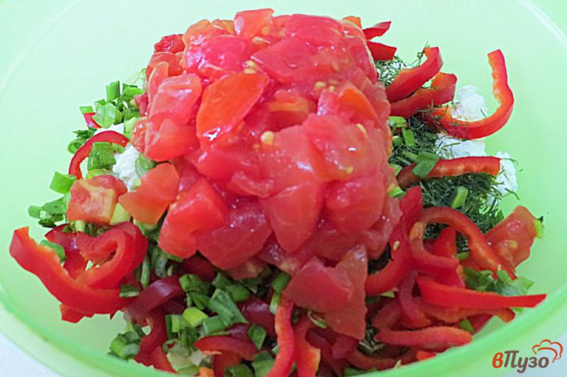 Фото приготовление рецепта: Салат из творога, помидоров и перца шаг №7