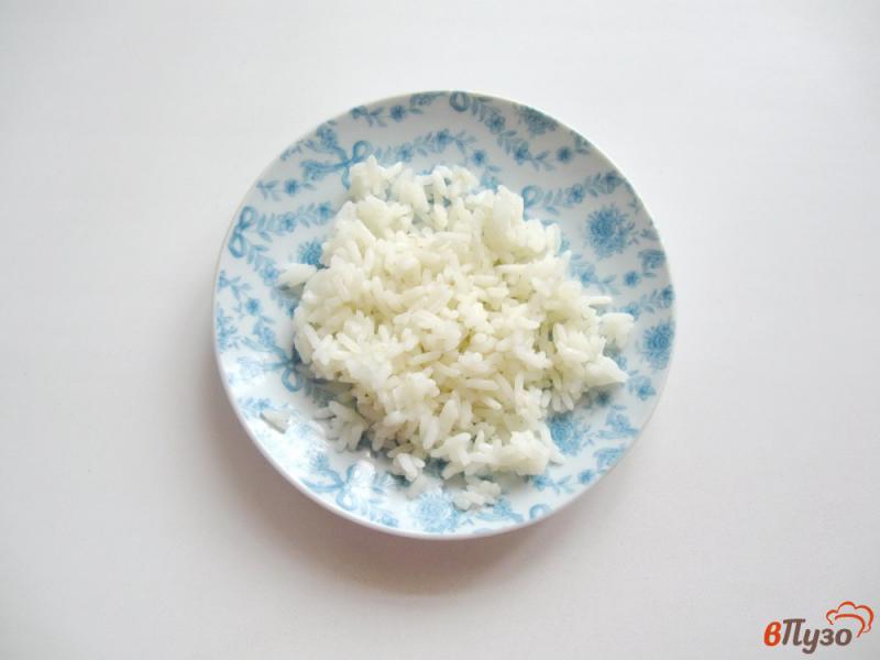 Фото приготовление рецепта: Салат из крабовых палочек с рисом и огурцом шаг №5