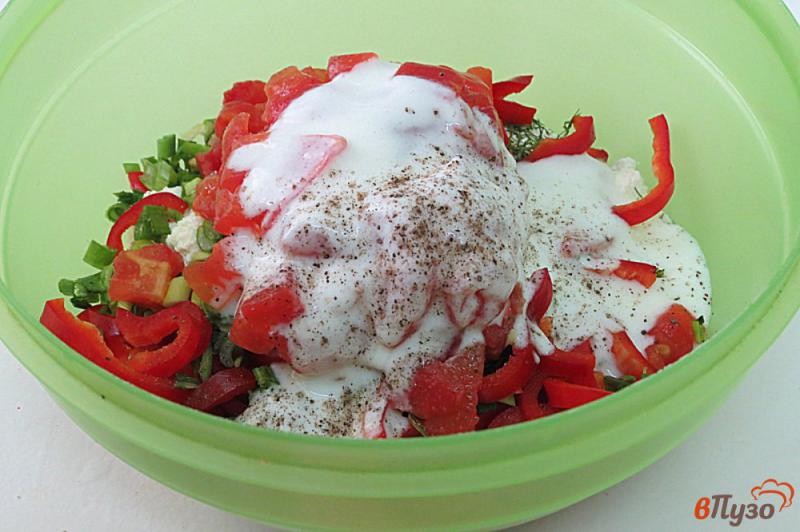 Фото приготовление рецепта: Салат из творога, помидоров и перца шаг №8