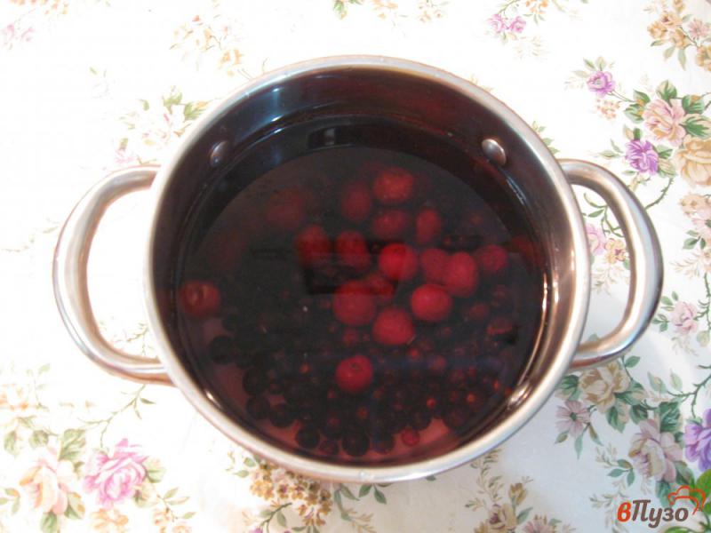 Фото приготовление рецепта: Кисель из вишни и черной смородины шаг №4