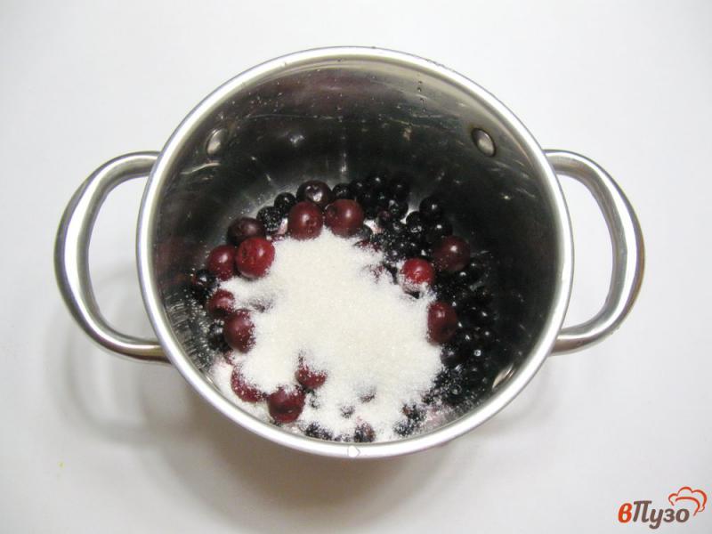 Фото приготовление рецепта: Кисель из вишни и черной смородины шаг №3