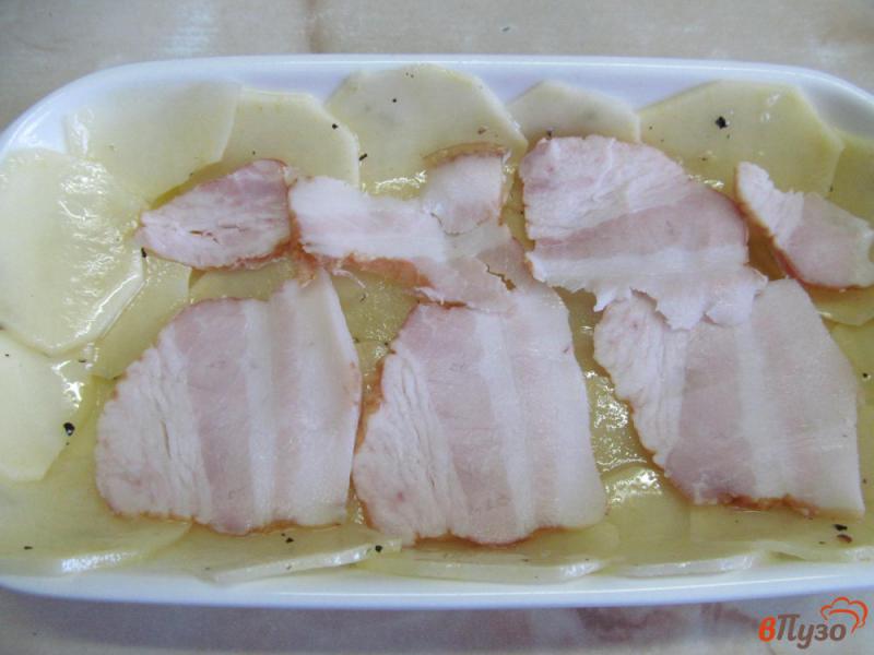 Фото приготовление рецепта: Запеканка из картофеля с беконом под хрустящей корочкой шаг №3