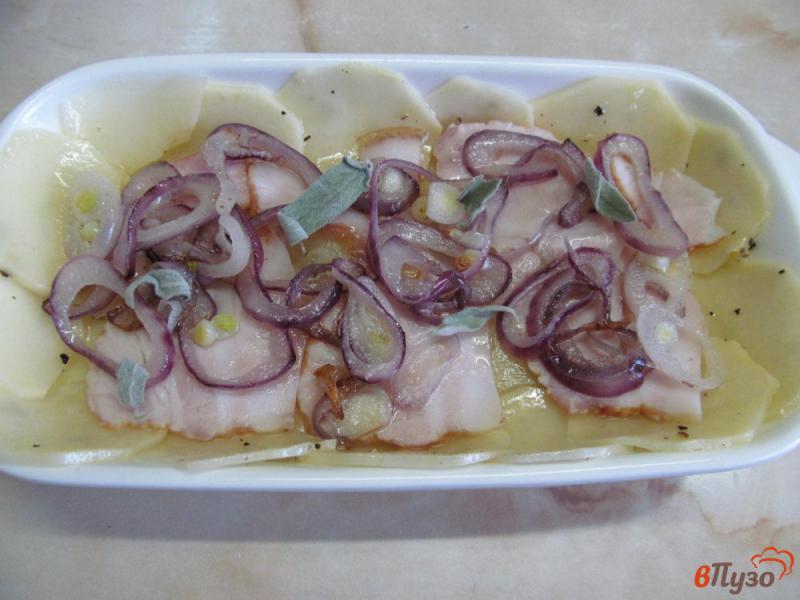 Фото приготовление рецепта: Запеканка из картофеля с беконом под хрустящей корочкой шаг №4
