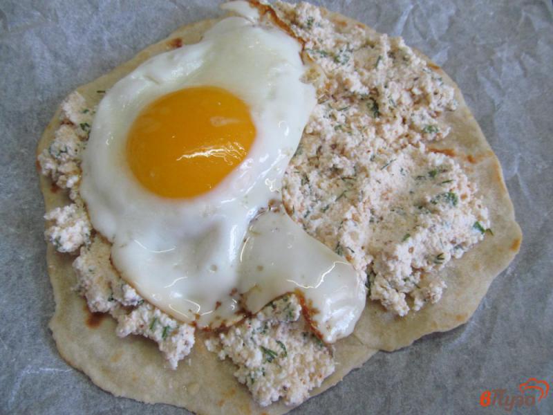 Фото приготовление рецепта: Творожный острый крем с яйцом на лепешке шаг №5
