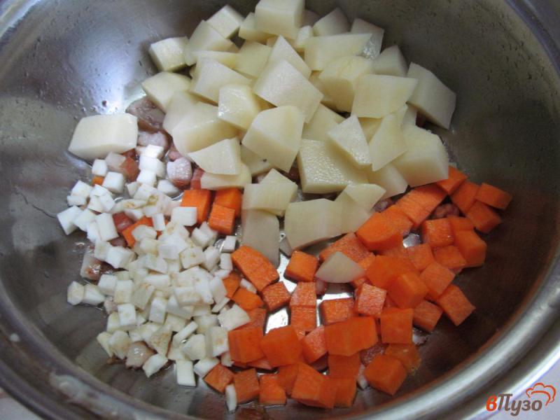 Фото приготовление рецепта: Картофельный суп на молоке с сыром шаг №2