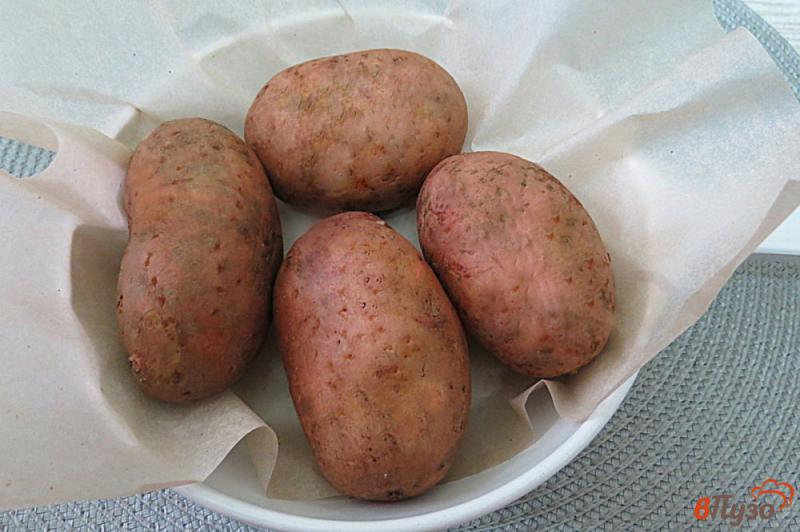 Фото приготовление рецепта: Печёный картофель в микроволновке с икрой шаг №2