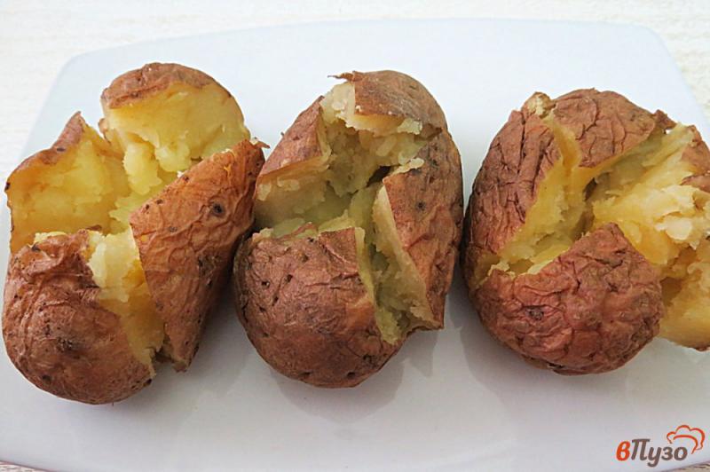 Фото приготовление рецепта: Печёный картофель в микроволновке с икрой шаг №6