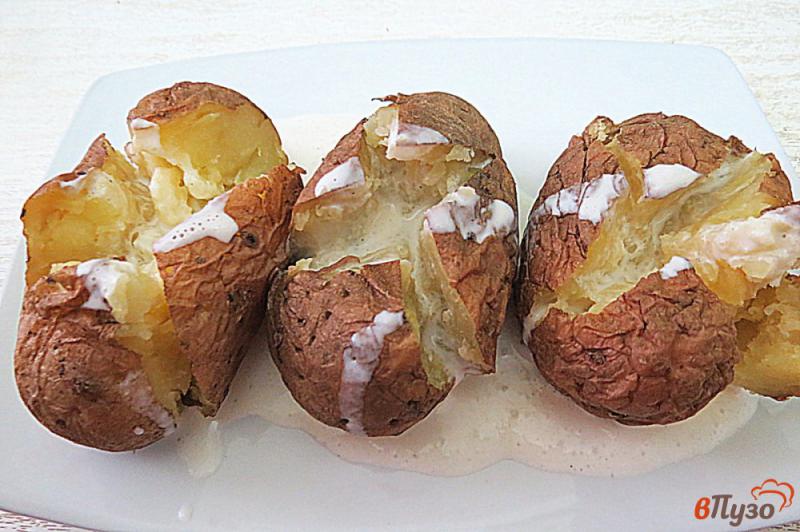Фото приготовление рецепта: Печёный картофель в микроволновке с икрой шаг №7