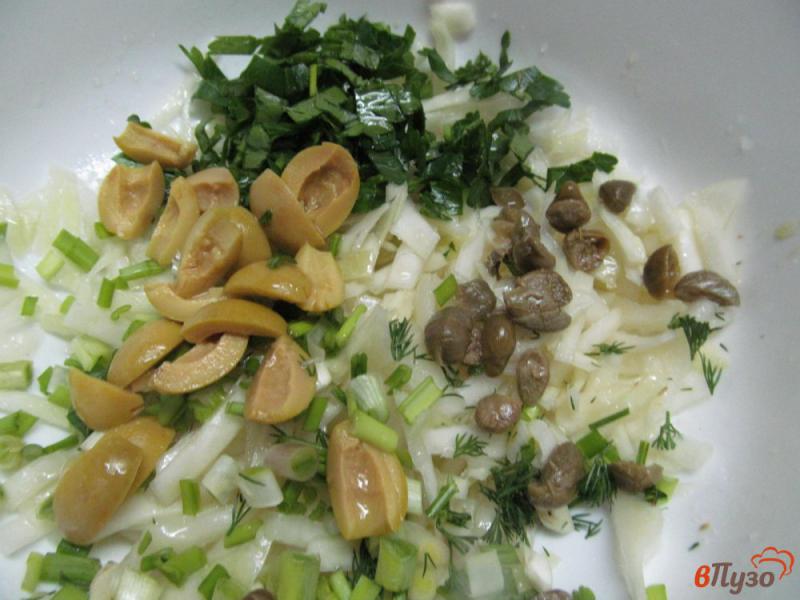 Фото приготовление рецепта: Капустный салат с оливками и каперсами шаг №3