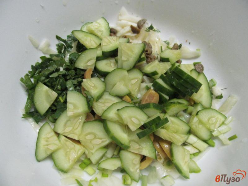 Фото приготовление рецепта: Капустный салат с оливками и каперсами шаг №4