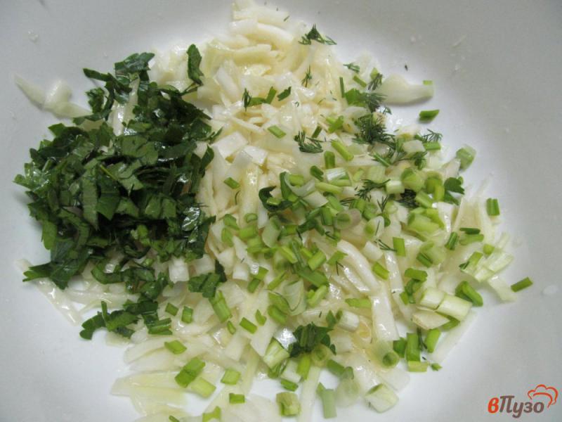 Фото приготовление рецепта: Капустный салат с оливками и каперсами шаг №2