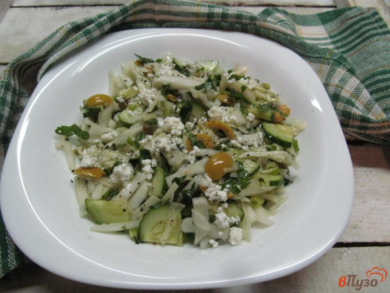 Фото приготовление рецепта: Капустный салат с оливками и каперсами шаг №6