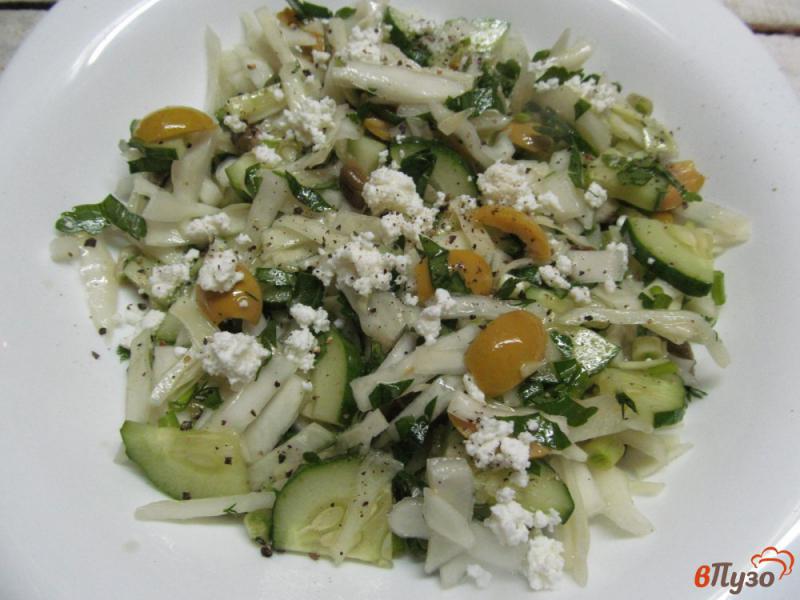 Фото приготовление рецепта: Капустный салат с оливками и каперсами шаг №5