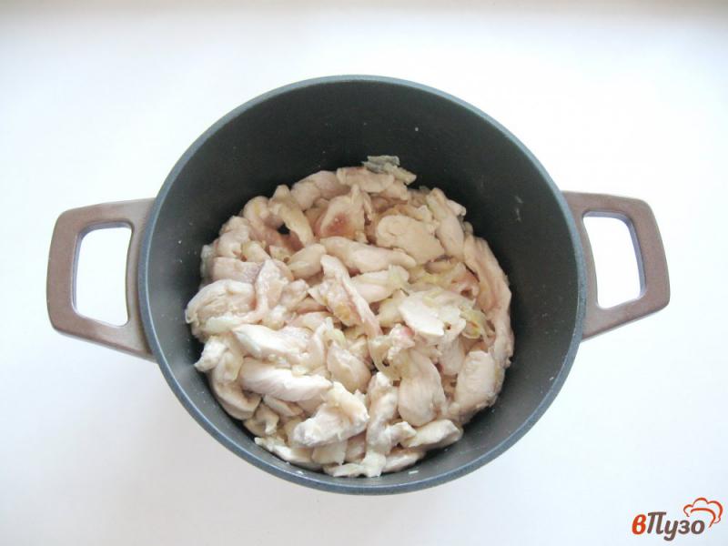 Фото приготовление рецепта: Куриная грудка в соусе с чесноком шаг №3