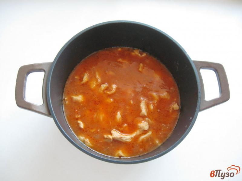 Фото приготовление рецепта: Куриная грудка в соусе с чесноком шаг №6