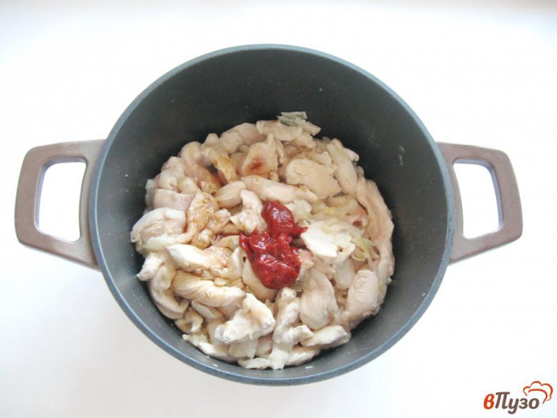 Фото приготовление рецепта: Куриная грудка в соусе с чесноком шаг №4