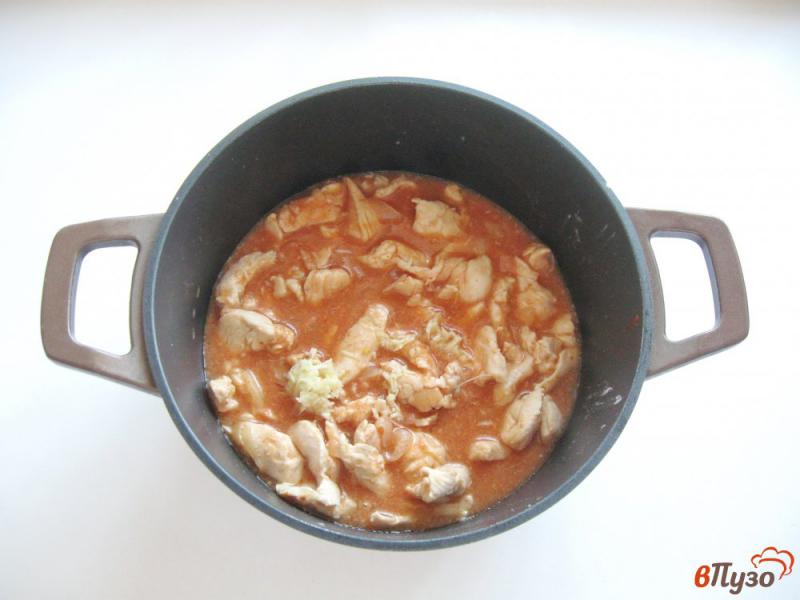 Фото приготовление рецепта: Куриная грудка в соусе с чесноком шаг №5