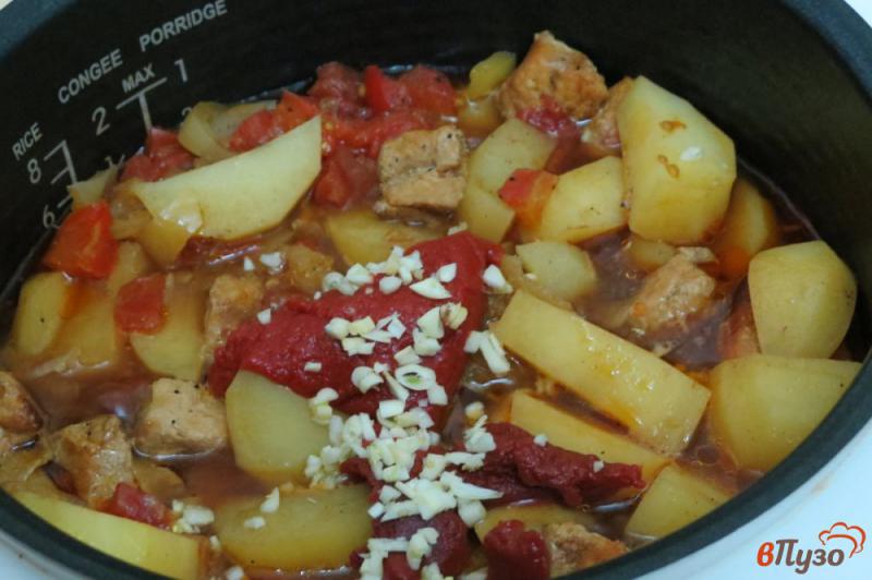 Фото приготовление рецепта: Жаркое со свининой, картофелем и овощами в мультиварке шаг №12