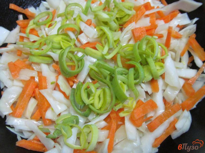 Фото приготовление рецепта: Теплый капустный салат шаг №3
