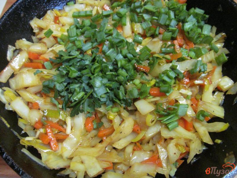 Фото приготовление рецепта: Теплый капустный салат шаг №6