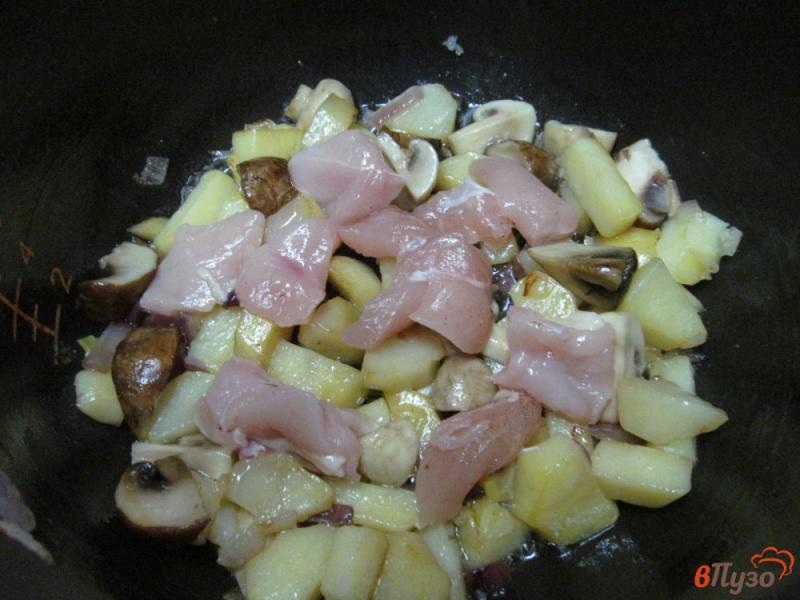 Фото приготовление рецепта: Жареный картофель с грибами и курицей в мультиварке шаг №3