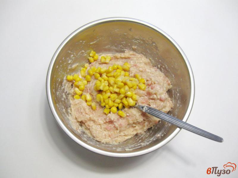 Фото приготовление рецепта: Котлеты из курицы и свинины с кукурузой шаг №2