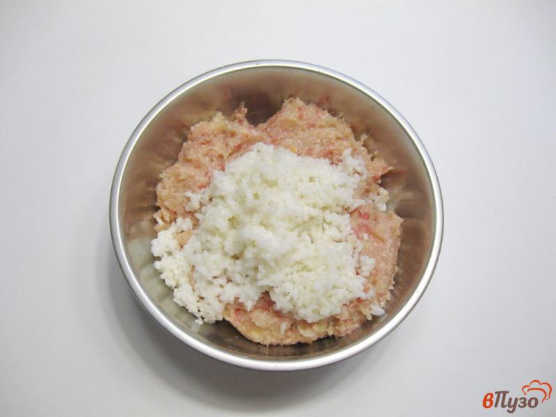 Фото приготовление рецепта: Перец, фаршированный мясом и рисом в сметане шаг №3