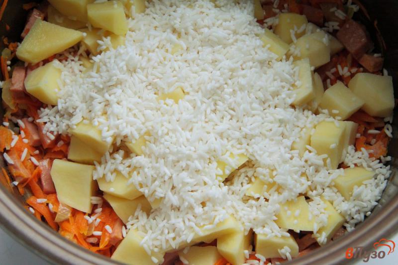 Фото приготовление рецепта: Суп с рисом и колбасой в мультиварке шаг №6