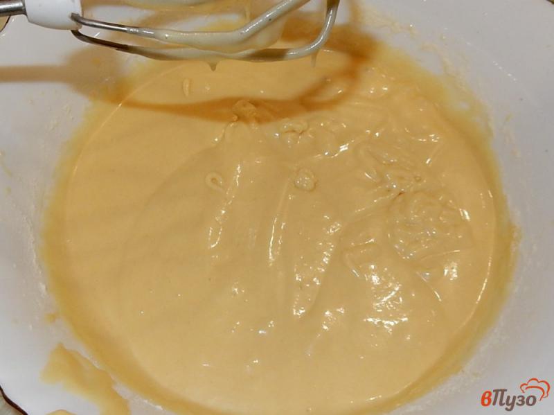 Фото приготовление рецепта: Пирог на сгущенном молоке со сметанным кремом шаг №6
