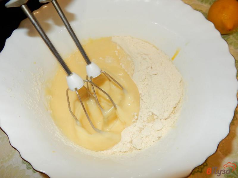 Фото приготовление рецепта: Пирог на сгущенном молоке со сметанным кремом шаг №4