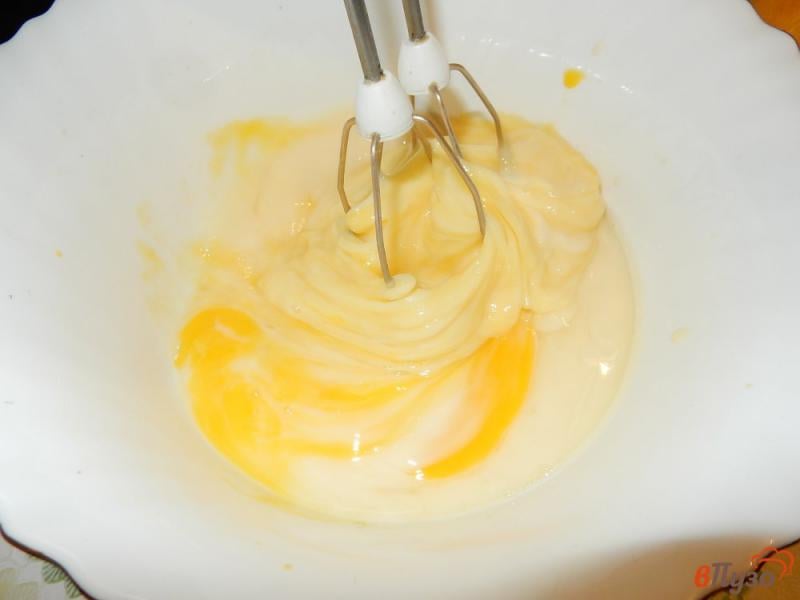 Фото приготовление рецепта: Пирог на сгущенном молоке со сметанным кремом шаг №3