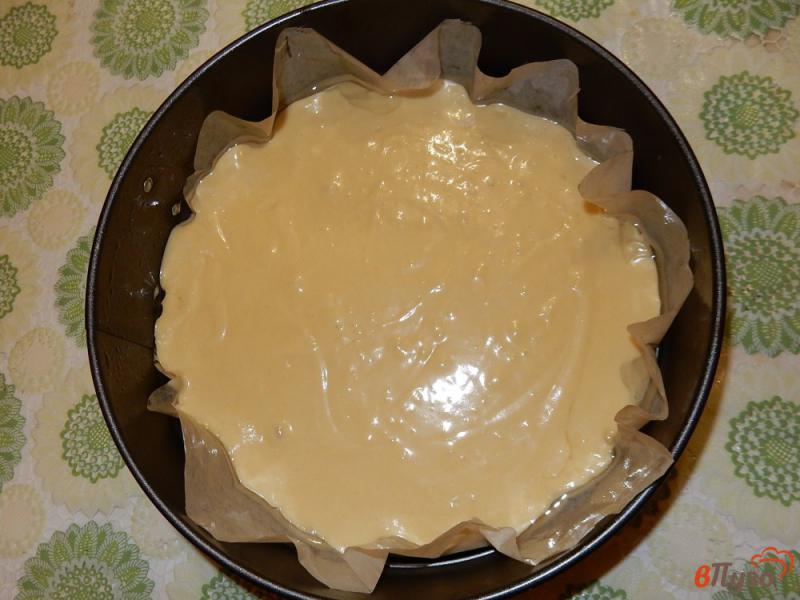 Фото приготовление рецепта: Пирог на сгущенном молоке со сметанным кремом шаг №7