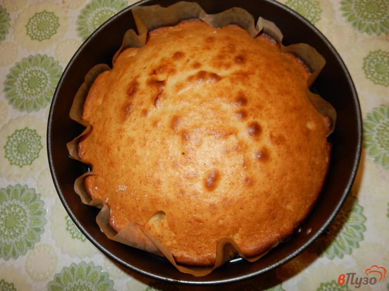 Фото приготовление рецепта: Пирог на сгущенном молоке со сметанным кремом шаг №12