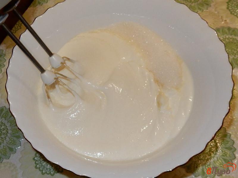 Фото приготовление рецепта: Пирог на сгущенном молоке со сметанным кремом шаг №10