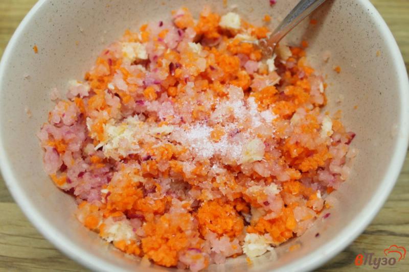 Фото приготовление рецепта: Салат из моркови и редьки, с хреном и пастернаком шаг №4