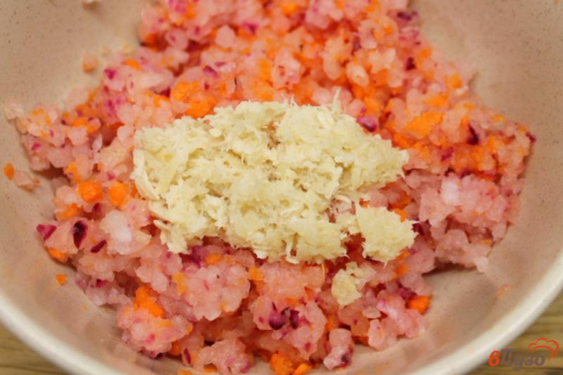 Фото приготовление рецепта: Салат из моркови и редьки, с хреном и пастернаком шаг №3