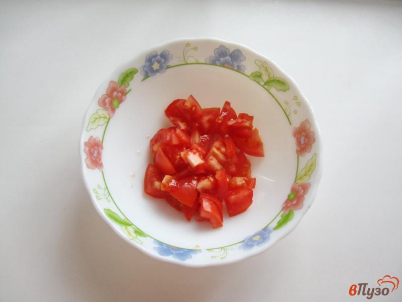 Фото приготовление рецепта: Салат с помидорами и маринованными огурцами шаг №1
