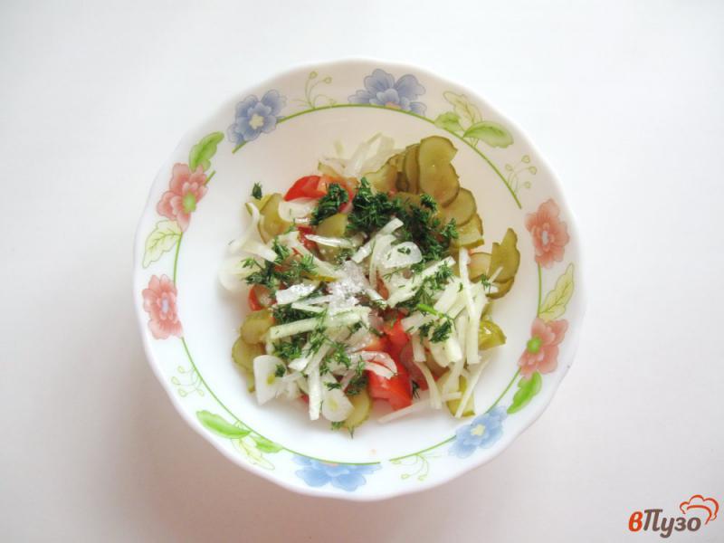 Фото приготовление рецепта: Салат с помидорами и маринованными огурцами шаг №5
