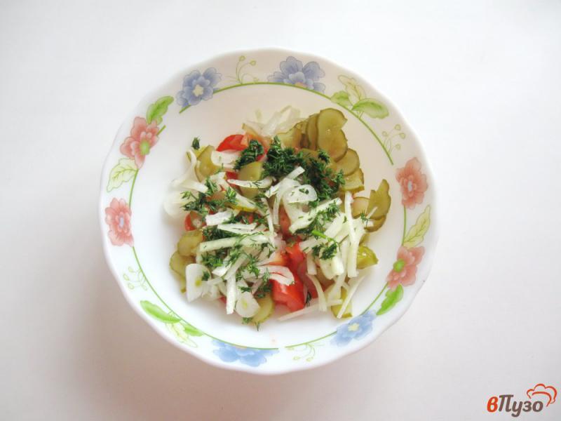 Фото приготовление рецепта: Салат с помидорами и маринованными огурцами шаг №4