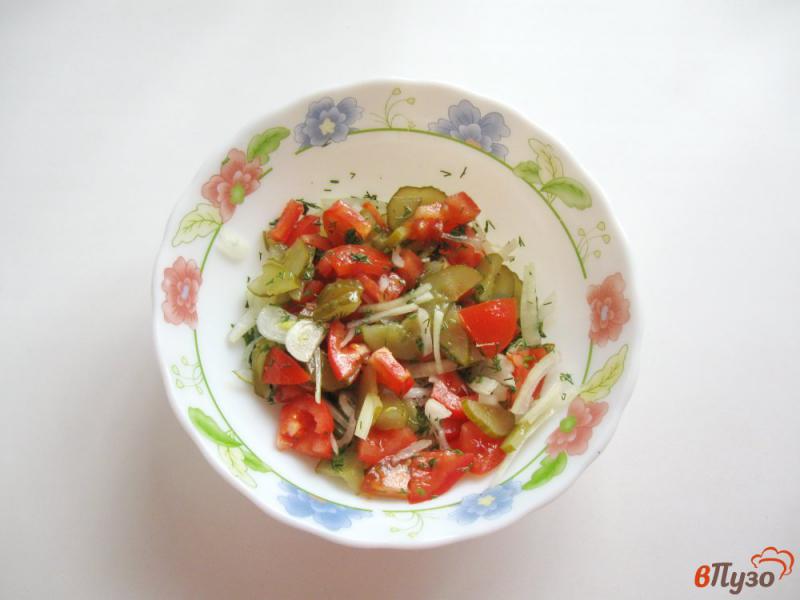 Фото приготовление рецепта: Салат с помидорами и маринованными огурцами шаг №6