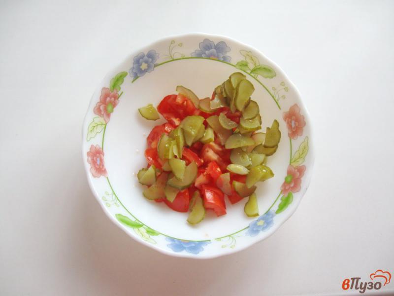 Фото приготовление рецепта: Салат с помидорами и маринованными огурцами шаг №2