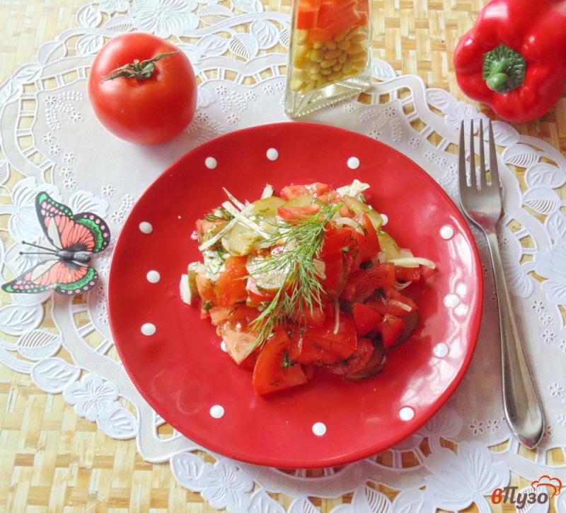 Фото приготовление рецепта: Салат с помидорами и маринованными огурцами шаг №7