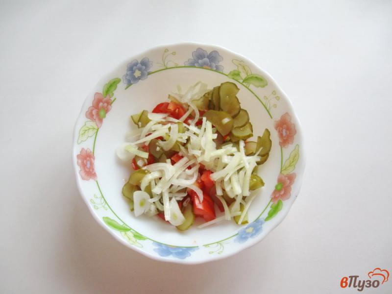 Фото приготовление рецепта: Салат с помидорами и маринованными огурцами шаг №3