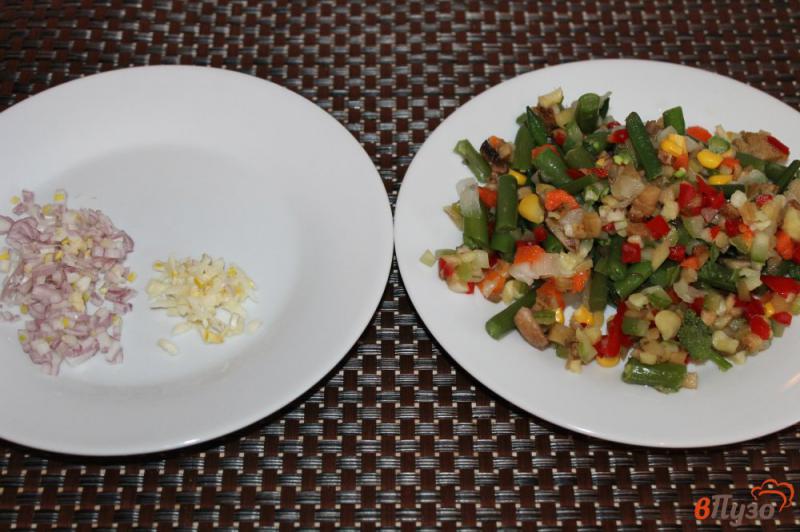 Фото приготовление рецепта: Рис в мультиварке с овощами и соевым соусом шаг №1
