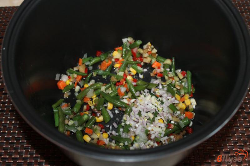 Фото приготовление рецепта: Рис в мультиварке с овощами и соевым соусом шаг №2